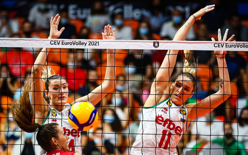 Волейнационалките на България играят при