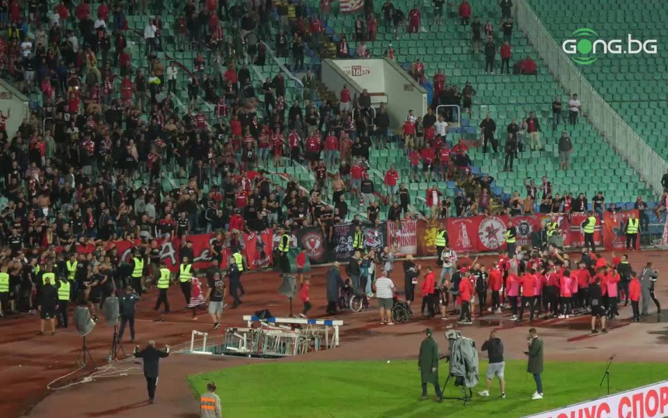 Играчите на ЦСКА поздравиха своите привърженици след сблъсъка с Виктория