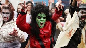 Емблематичното червено яке на Майкъл Джексън от „Thriller“ отива на търг в Абу Даби