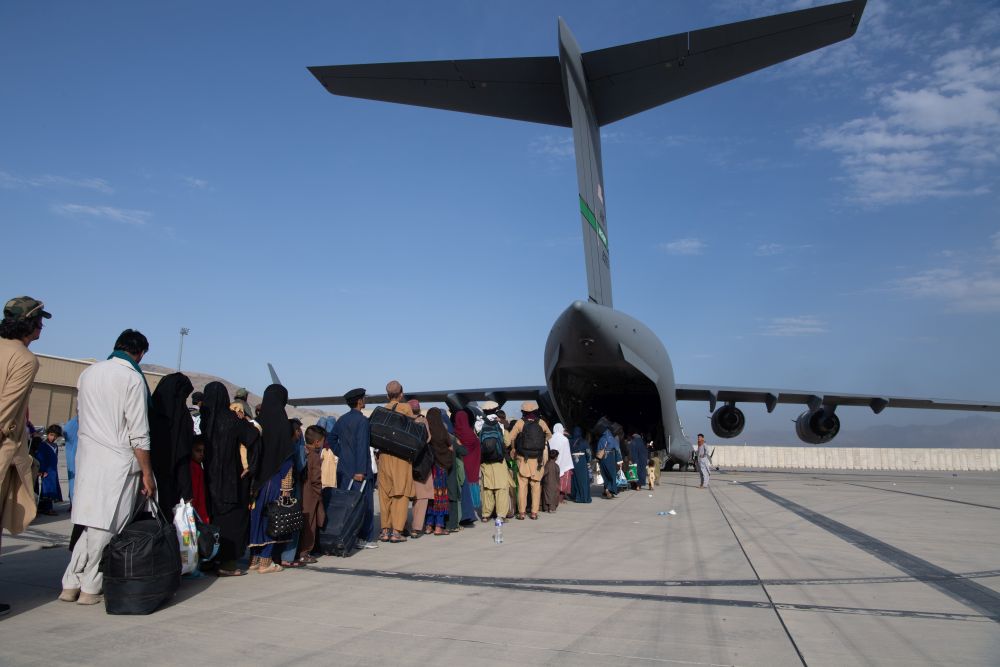 Кабул: Хора, които са успели да получат място в американски самолет, за да избягат от Афганистан