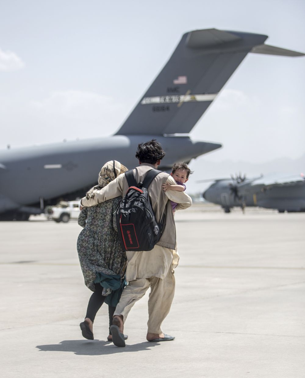 Семейство, отправило се към самолета, който ще ги евакуира от Кабул