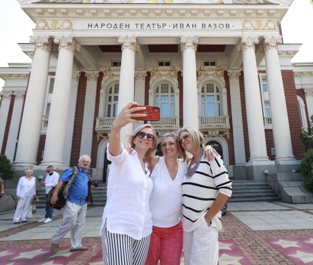 Алея на звездите пред Народен театър