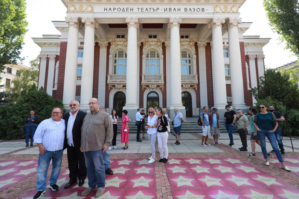 Алея на звездите пред Народен театър