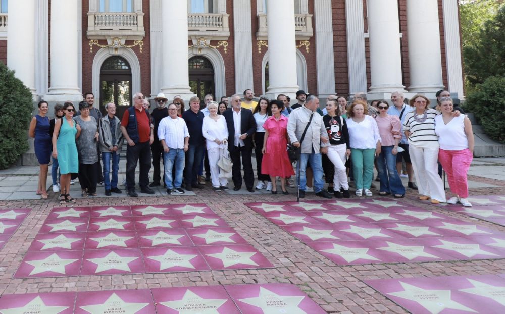Алея на звездите пред Народен театър