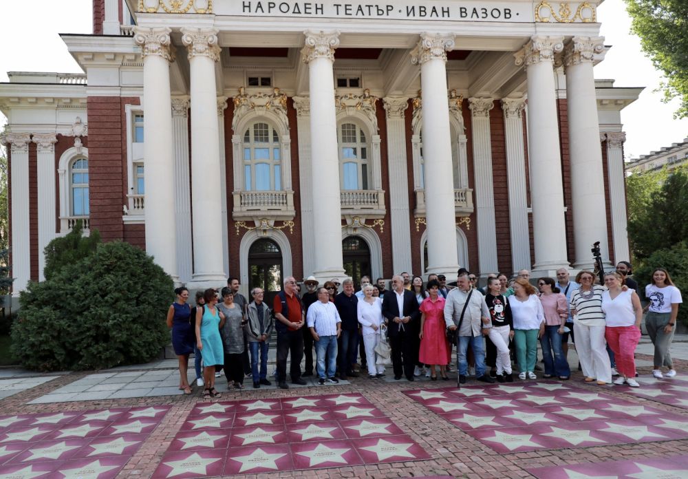 Алея на звездите пред Народен театър
