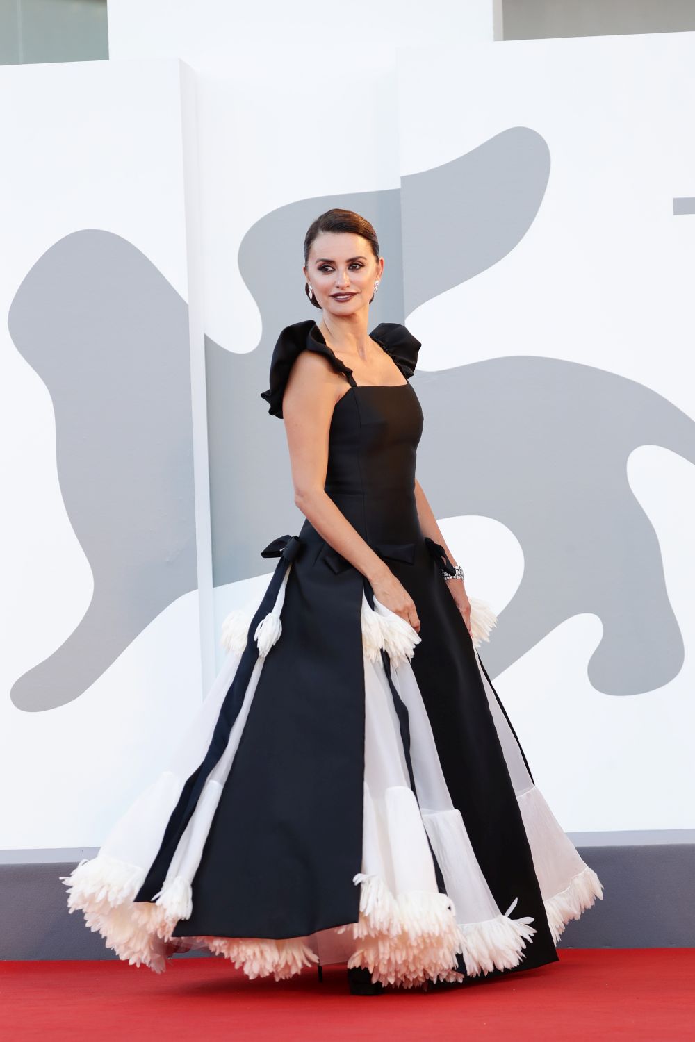 Актрисата е облечена в зашеметяваща рокля от есенно-зимната колекция на Шанел за сезон 2022-ра година