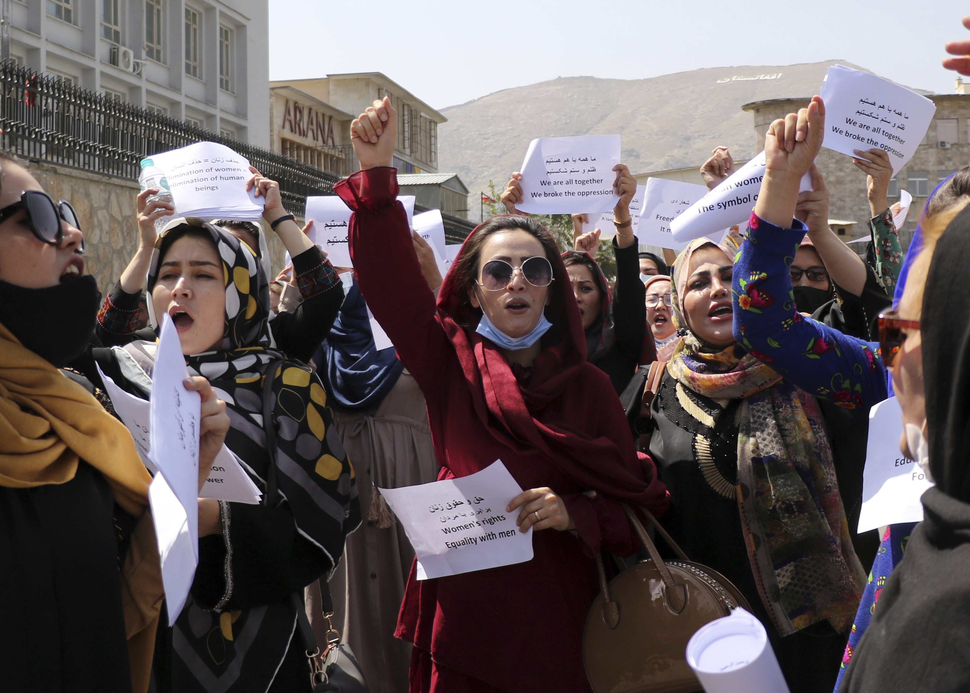 <p>Десетки излязоха на митинг в Кабул в защита на правата на жените</p>