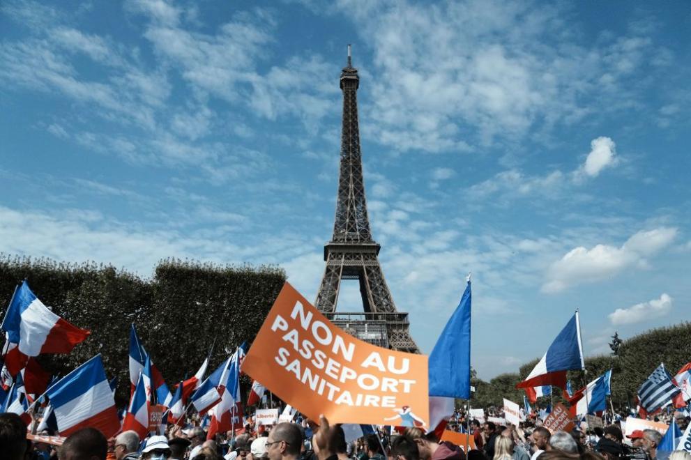 Президентът на Франция Еманюел Макрон е изправен пред нови общонационални