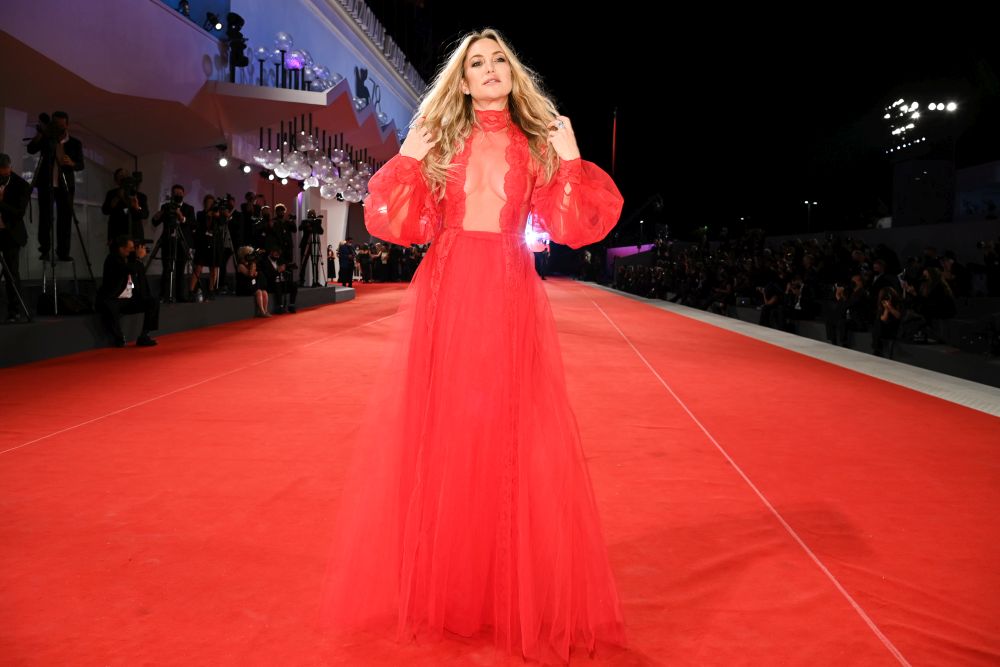 Кейт Хъдсън направо се сля с червения килим на 78-ия Международен филмов фестивал във Венеция