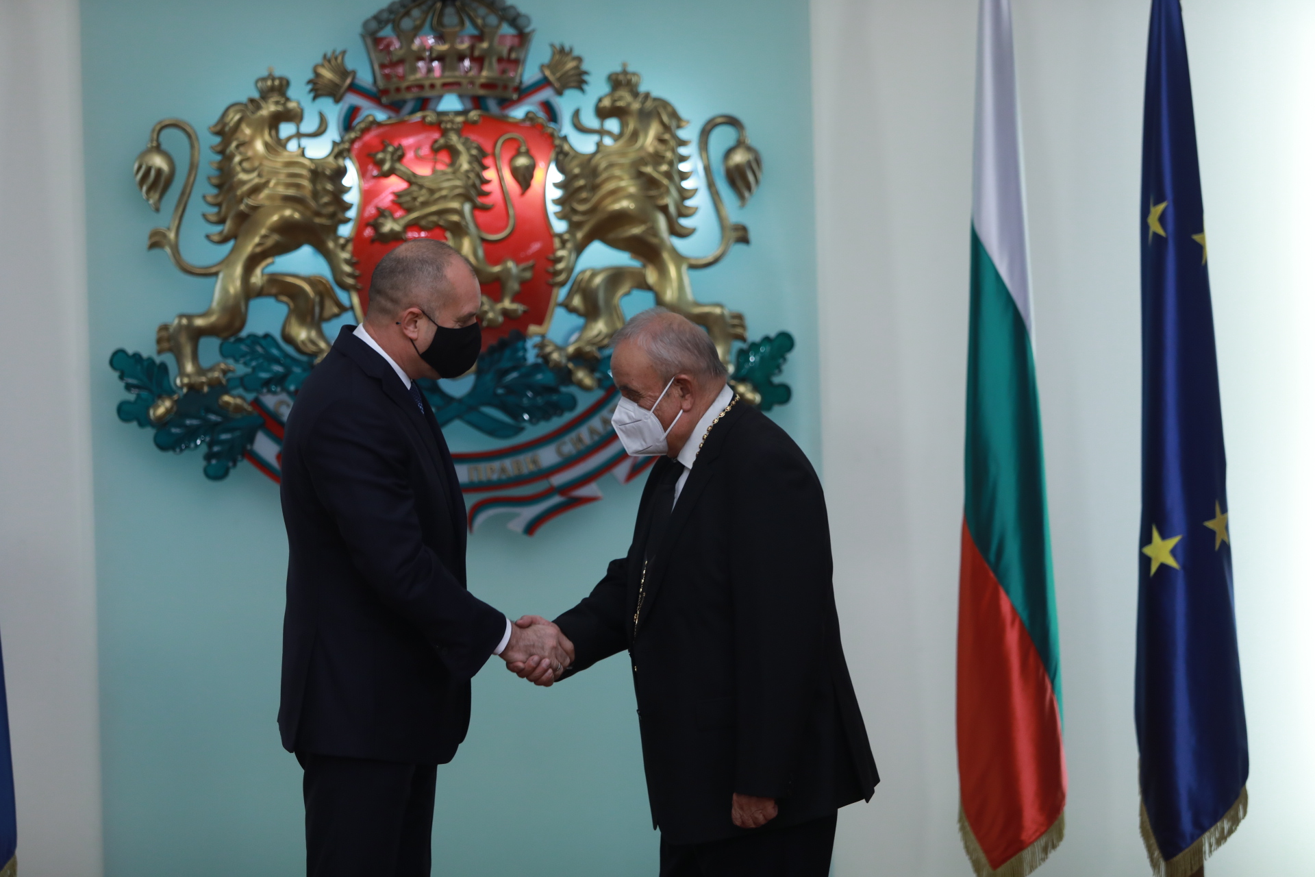 <p>Президентът Радев награди изтъкнати българи за значимите им заслуги в областта на медицината, информационните технологии и отбраната</p>