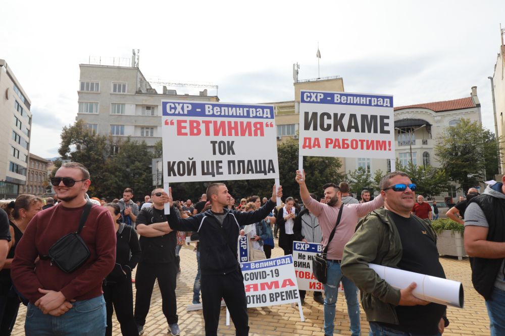 Мащабен протест срещу COVID мерките блокира центъра на София