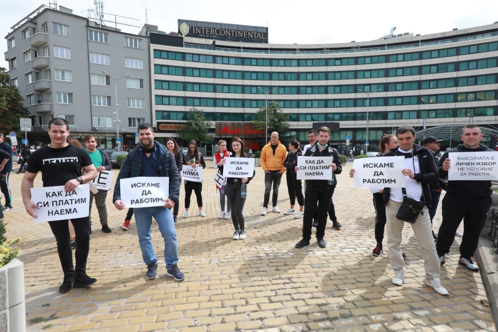 Мащабен протест срещу COVID мерките блокира центъра на София