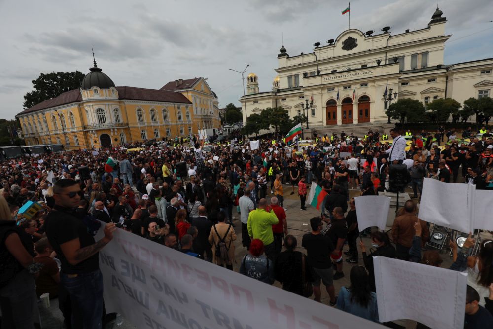 Мащабен протест срещу COVID мерките блокира центъра на София