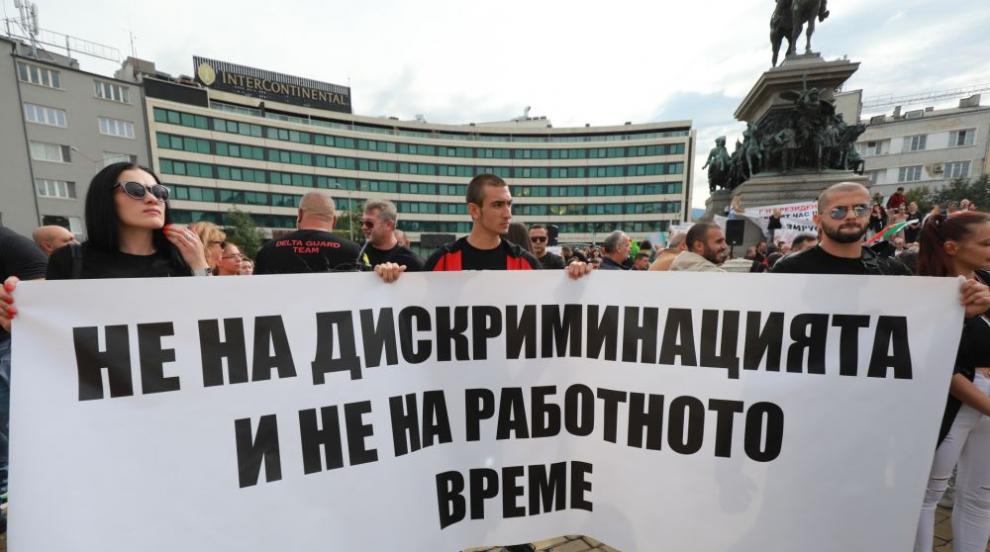 Бизнесът срещу мерките: Недоволство пред парламента (СНИМКИ)