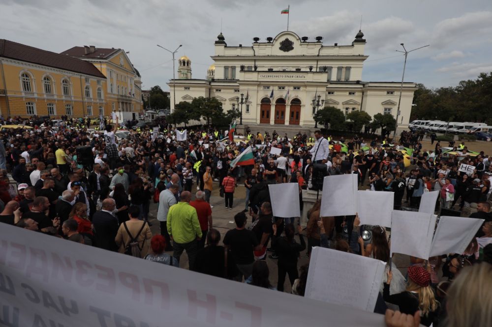 Мащабен протест срещу COVID мерките блокира центъра на София