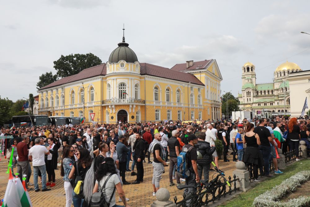 Мащабен протест срещу COVID мерките блокира центъра на София