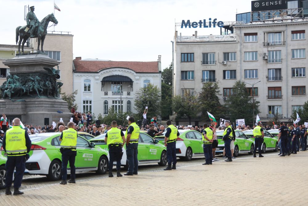 Мащабен протест срещу COVID мерките блокира центъра на София