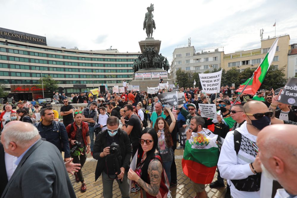 Мащабен протест срещу COVID мерките блокира центъра на София