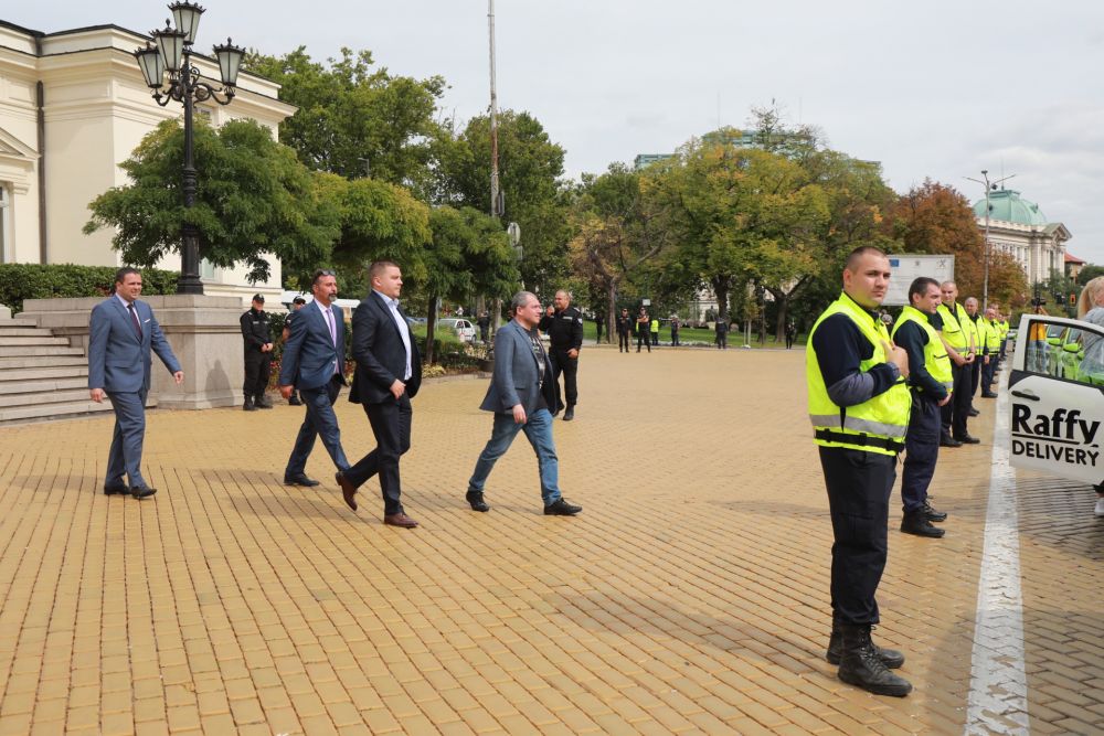 Мащабен протест срещу COVID мерките блокира центъра на София