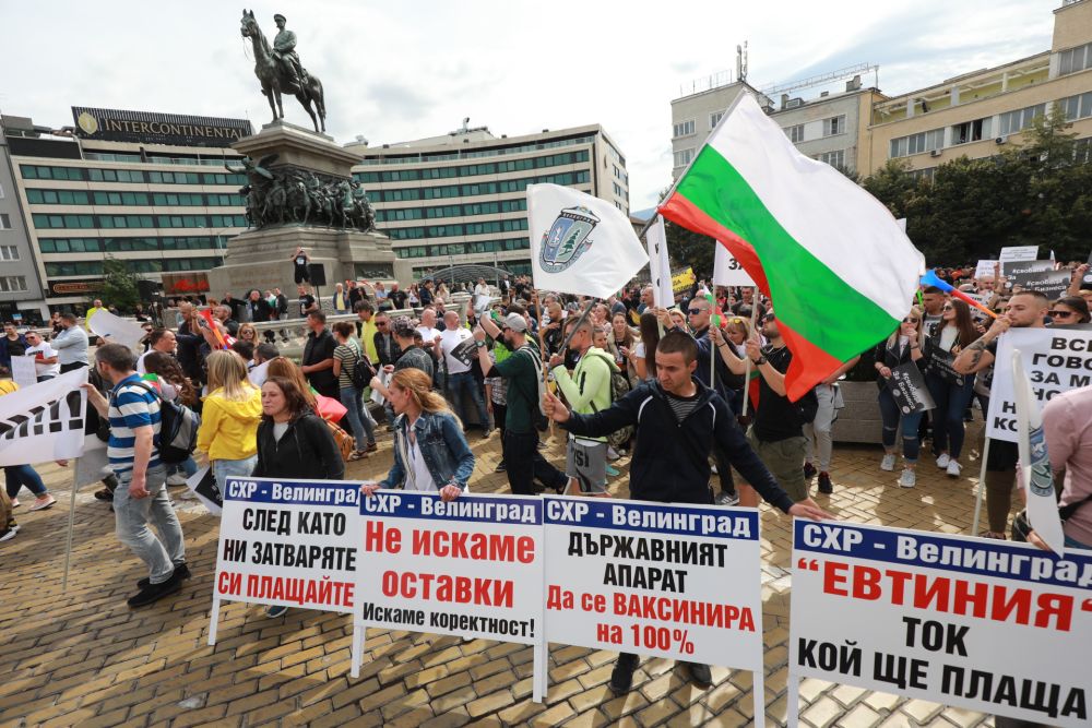 Мащабен протест срещу COVID мерките блокира центъра на София