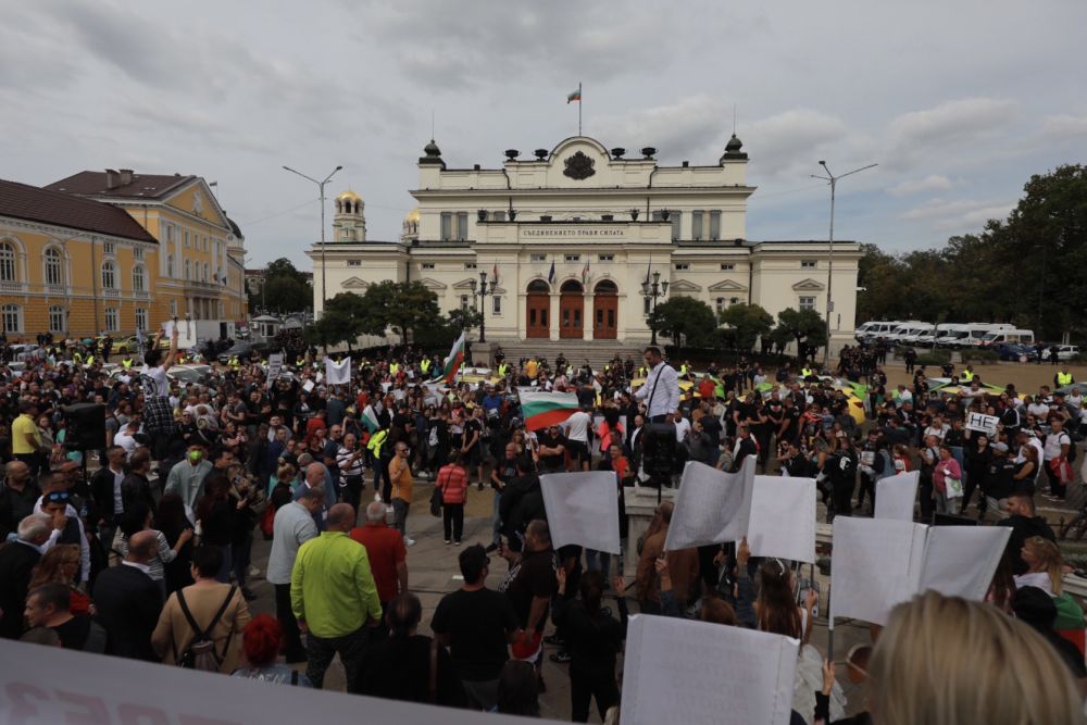 Мащабен протест срещу COVID мерките блокира центъра на София