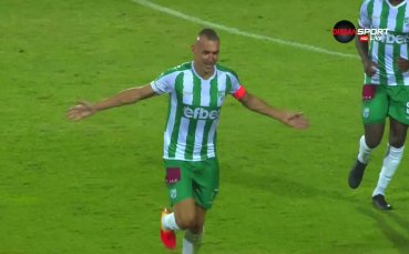 Исторически момент за българския футбол Мартин Камбуров бележи във вратата