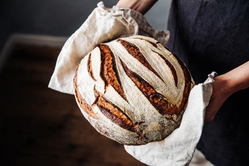 <p><strong>Хляб - Можете да го съхранявате за дълго</strong> като го замразите. Но в хладилника<strong> хлябът изсъхва бързо</strong>.</p>