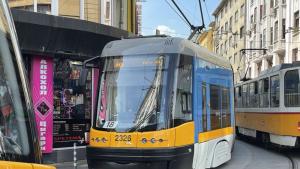Кола се заклещи между два трамвая в София По първоначална