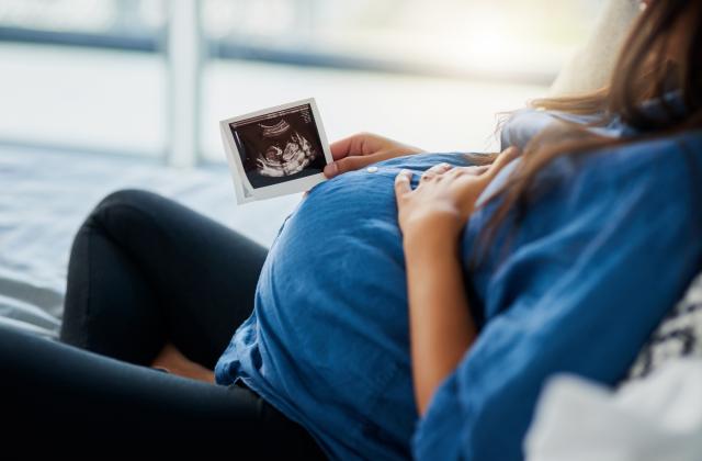 Бебето в утробата на майката расте от размера на главичка