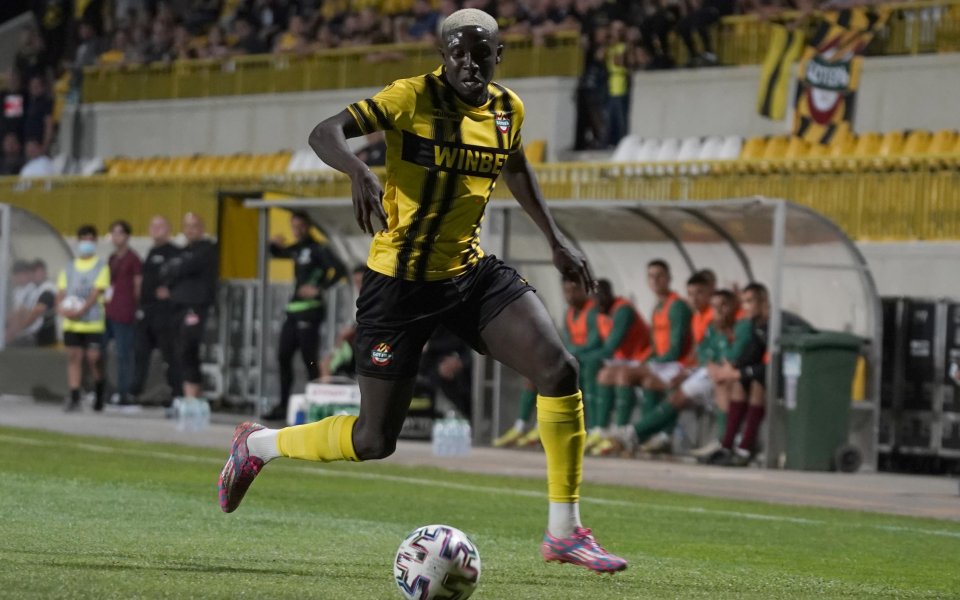 Защитникът на Ботев Пловдив Па Конате ще пропусне голяма част