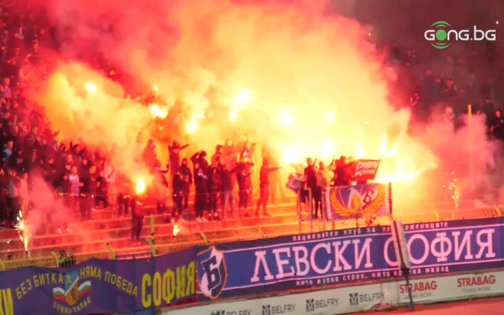 Феновете на Левски организираха факлено шоу на 