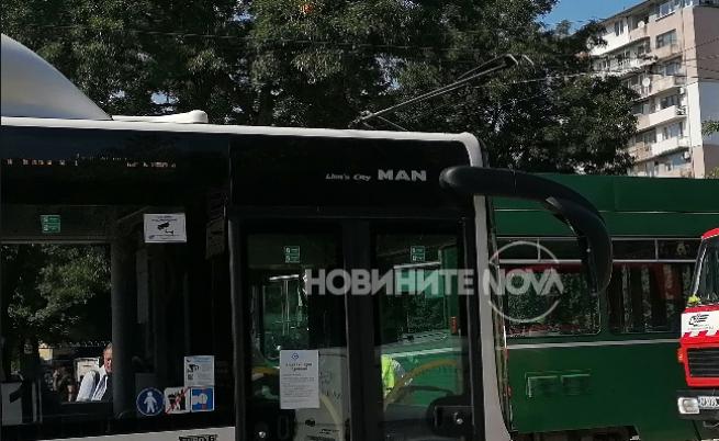 Трамвай и автобус се удариха в София, има пострадали