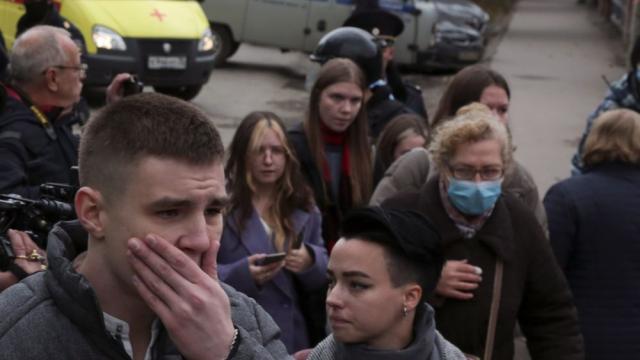 След стрелбата в руски университет: Ужасът остава запечатан по лицата на младите студенти (СНИМКИ)