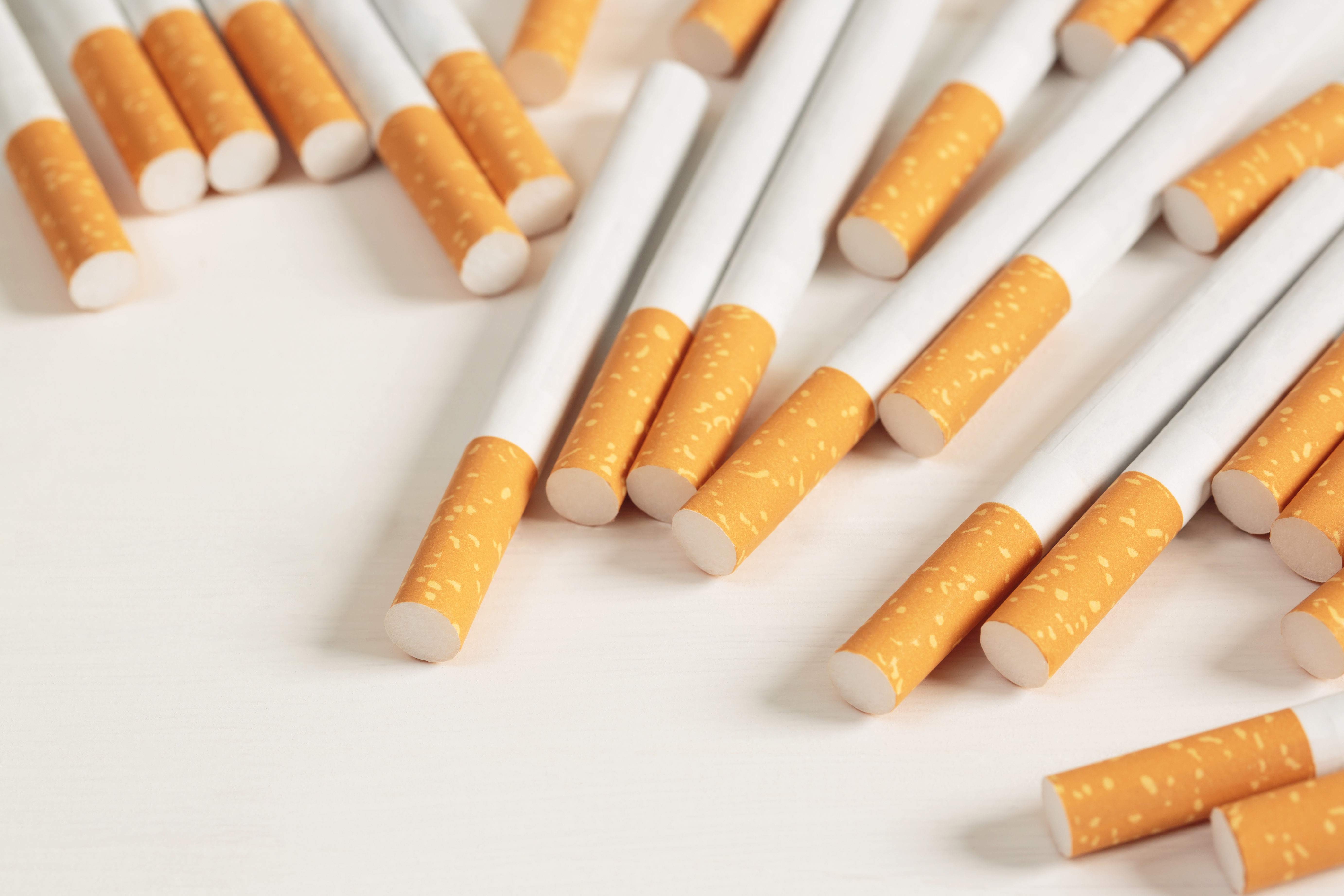 <p><strong>#11</strong><br />
Когато през 50-те години на миналия век се появяват страховете от рак на белия дроб, цигарените компании започват промяна в дизайна на цигарите - от нефилтрирани към филтрирани цигари.&nbsp;Цигарените филтри, направени с променящи цвета си химикали, само създадаават илюзията, че филтрират токсини. В действителност филтрите нямат почти никакъв положителен ефект върху здравето.</p>