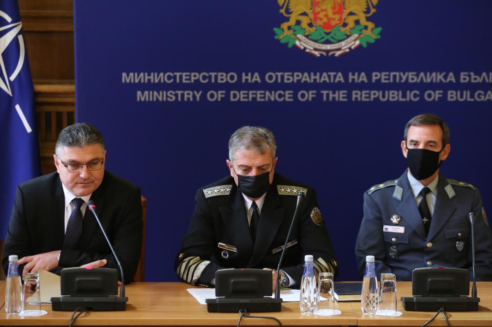 Началникът на отбраната адмирал Емил Ефтимов ще участва в заседанията