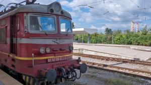 Влак е блъснал лек автомобил на жп прелез край Дупница