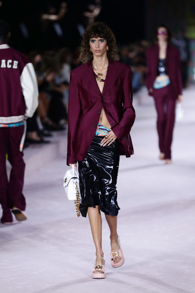 <p>Дизайнерката Донатела Версаче предизвика оживление на Седмицата на модата в Милано, представяйки новата си колекция с дефиле със звездно участие</p>