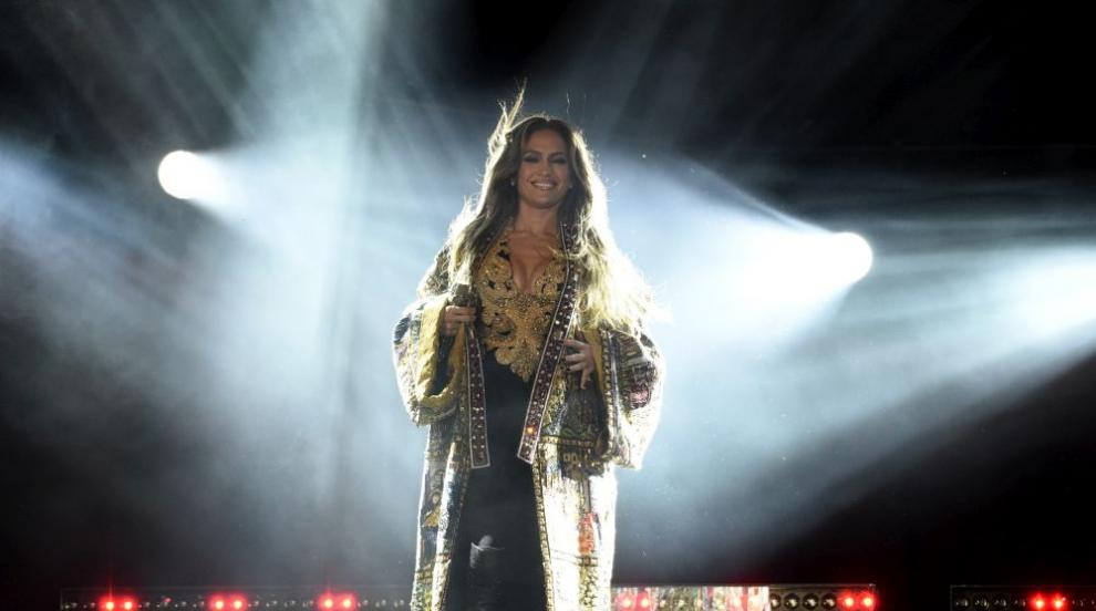 Дръзка: Дженифър Лопес се появи на сцената с палто с икони (СНИМКИ)