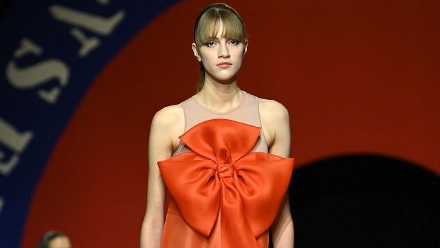 Дръзки цветове и изобилие от спортни облекла в новата дамска колекция на Dior (СНИМКИ)