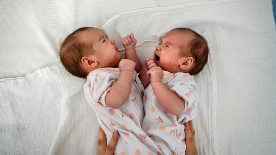 Двойно щастие: две двойки близнаци се родиха в един ден в София