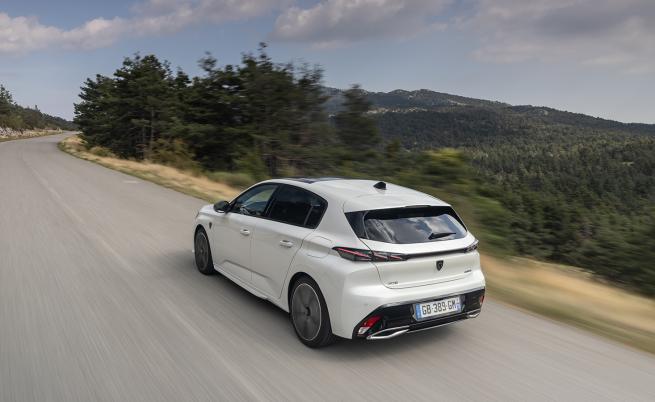  STOP & GO: Багажникът на 308 е с размер 412 л (хечбек), като под подовия панел има поделение с размер 28 литра. По-малък е той при хибридните версии, само че сравним със единствено 381 л при Golf. 