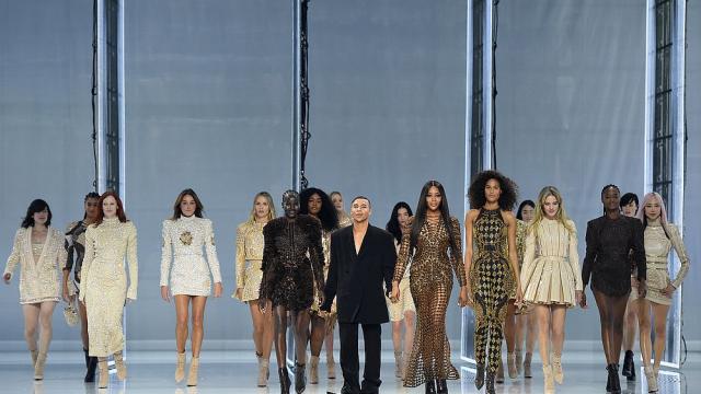 Модна къща Balmain почете дизайнера Оливие Рустейн с блестящо шоу (СНИМКИ)