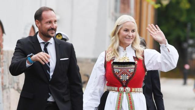 Принцеса Мете-Марит посети норвежки град, облечена с носия (СНИМКИ)