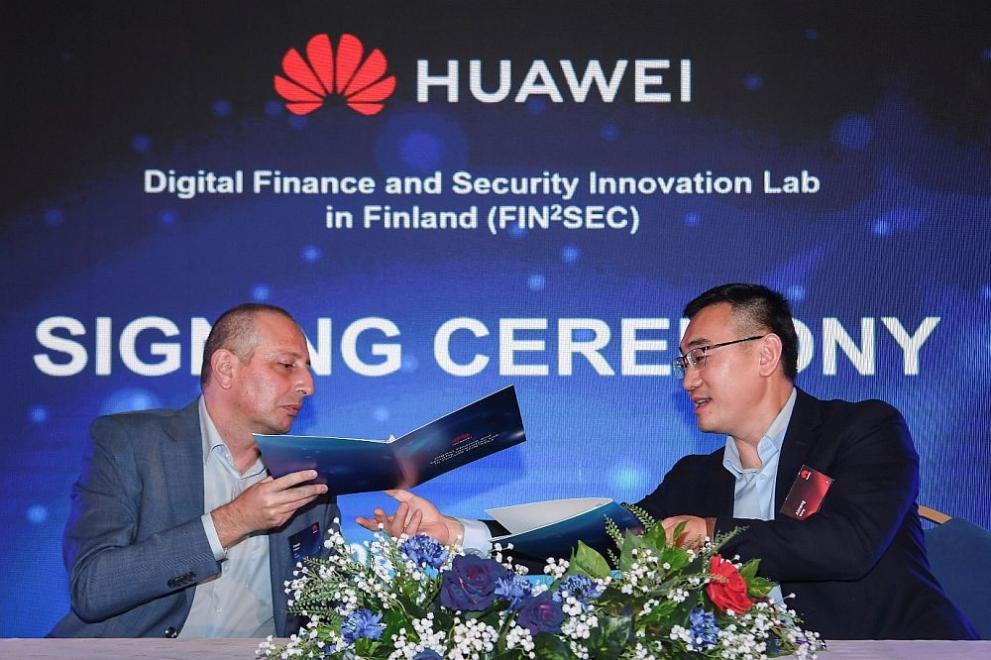  Явор Петров, Изпълнителен шеф на iCard, по време на формалната гала по сключване на Fin²Sec Memorandum of Understanding 