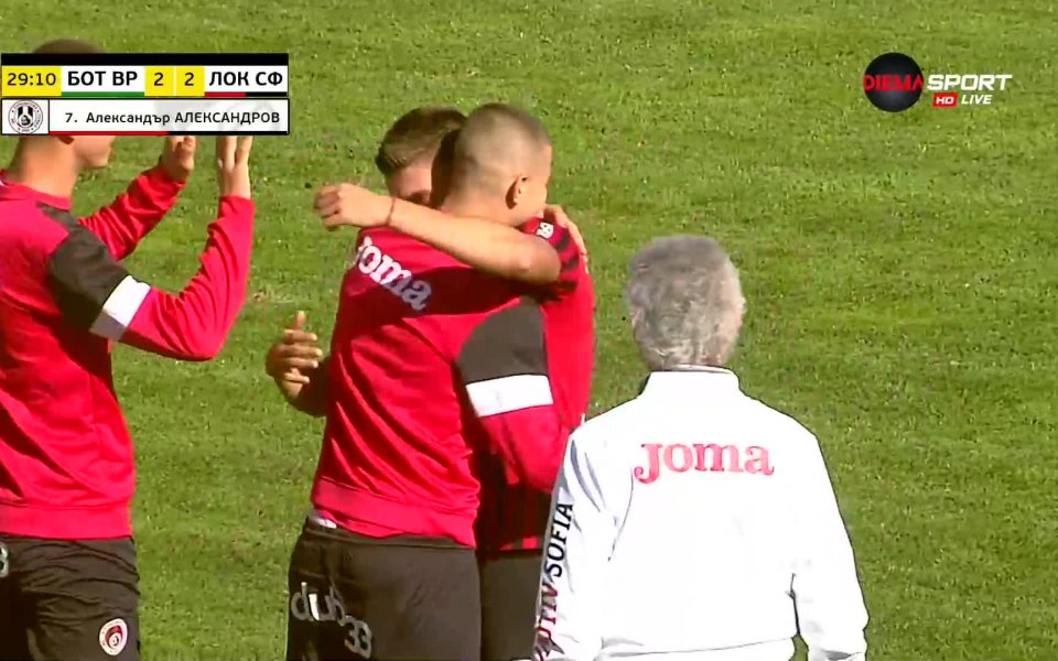 Голеадата във Враца продължава - 2:2! Мики Орачев проби отляво