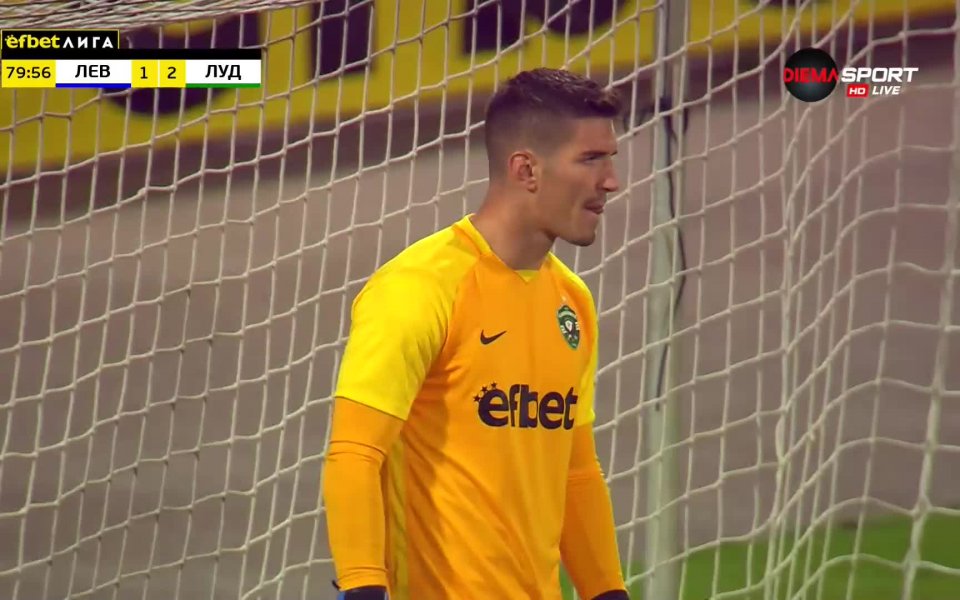 В 78-ата минута Билал Бари бе изведен в наказателното поле.