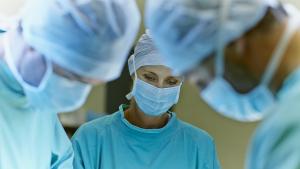Лекари в Италия отстраниха 70 килограмов тумор съобщи АФП Млада италианка