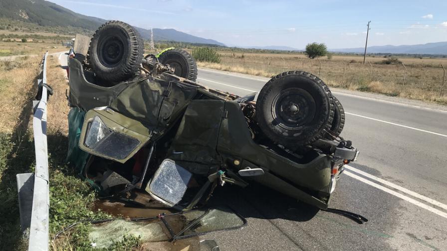 Турски тир смачка български военен автомобил край Мъглиж