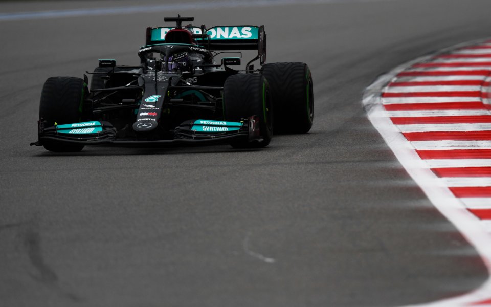 Лидерът в генералното класиране Люис Хамилтън може да стартира от