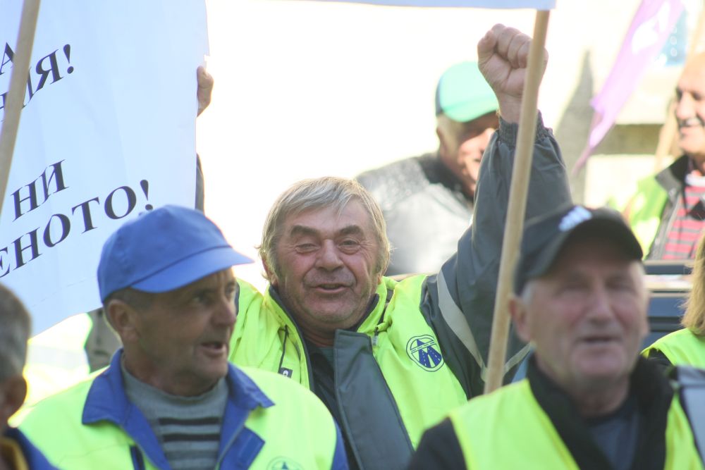 Протест на пътните строители пред МРРБ